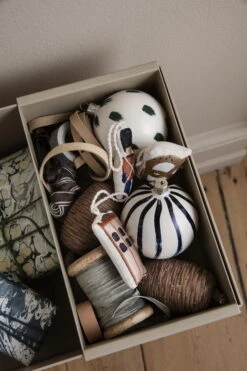 Ferm LIVING Gesticktes Copenhagen Ornament, Königliche Leibgarde -Wohnaccessoires Angebote 17 a 17458