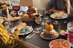 Hay Flare Kerzenhalter, Mittel, Hellblau Mit Rotem Rand -Wohnaccessoires Angebote 2021 09 30 FDS Valmiit VVV 22