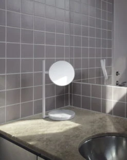 Normann Copenhagen Pose Tischspiegel, Weiß -Wohnaccessoires Angebote 2022 Pose Mirror White 02