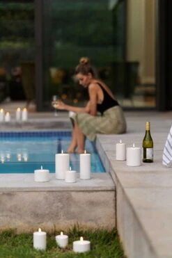 Outdoor LED-Stumpenkerze, 7,8 X 7,8 cm, Weiß -Wohnaccessoires Angebote All Outdoor Candles Outside by a Pool large