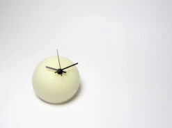 Alva Uhr, Hellgrün -Wohnaccessoires Angebote Alva silent glass clock KatriinaNuutinen mattpaleyellow