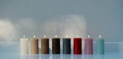 LED-Stumpenkerze, 7,8 X 15 cm, Rustikale Textur, Salbeigrün -Wohnaccessoires Angebote Assorted coloured Pillar candles on counter top large