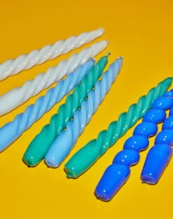 Hay Twist Kerzen, 6 Stück, Blauviolett - Cremeweiß - Burgunderrot -Wohnaccessoires Angebote Candle Twist green light blue grey beige Candle Spiral dark blue