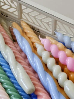 Hay Twist Kerze, Dunkler Pfirsich 10 Hay Twist Kerze, Dunkler Pfirsich -Wohnaccessoires Angebote Candle family 01