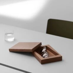 Cassetta Kästchen, Nussbaum Gebeizt -Wohnaccessoires Angebote Cassetta by Julien Renault for Mattiazzi photo Gerhardt Kellerman 06 3