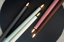 LED-Spitzkerze, 2 Stück, Blassrosa -Wohnaccessoires Angebote Colour Tapers with a Black Background large