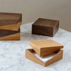 Spring Copenhagen Diplo Box, Eiche Dunkel Gebeizt -Wohnaccessoires Angebote Diplo stained oak studiobaki Spring Copenhagen 2