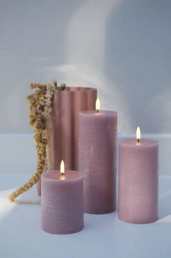 LED-Stumpenkerze, 7,8 X 10 cm, Rustikale Textur, Blassrosa -Wohnaccessoires Angebote Dusty rose assorted pillar candles large