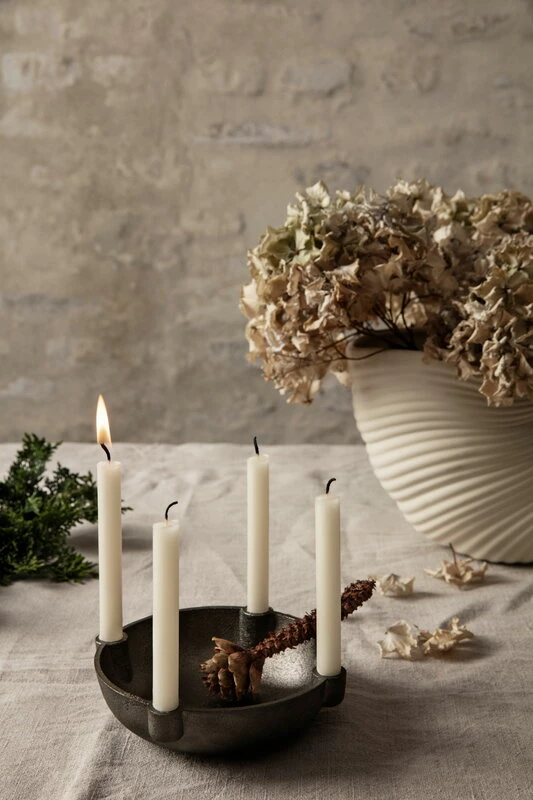 Ferm LIVING Bowl Kerzenhalter, Mittel, Geschwärztes Aluminium 5 Ferm LIVING Bowl Kerzenhalter, Mittel, Geschwärztes Aluminium – Bild 3