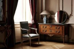 Frama CM-1 Circle Spiegel, M -Wohnaccessoires Angebote French Embassy circle mirror with chair