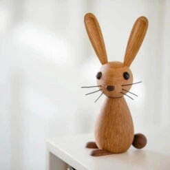 Spring Copenhagen Figur Jumper The Bunny -Wohnaccessoires Angebote Jumper mencke vagnbye Spring Copenhagen wood Rabbit Holz Hase Ostern mood 2048 1080x