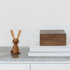 Spring Copenhagen Figur Jumper The Bunny -Wohnaccessoires Angebote Jumper mencke vagnbye Spring Copenhagen wood Rabbit Holz Hase Ostern mood3 2048 1080x