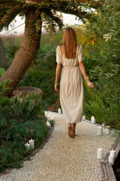 Outdoor LED-Stumpenkerze, 7,8 X 7,8 cm, Weiß -Wohnaccessoires Angebote Outdoor Candles lady walking on path large