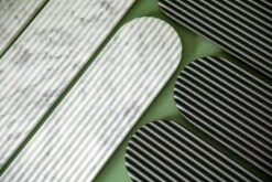 Northern Podium Brett, 65 cm, Marmormischung, Weiß -Wohnaccessoires Angebote Podium black white closeup landscape Northern ph PO Solvberg High res 1