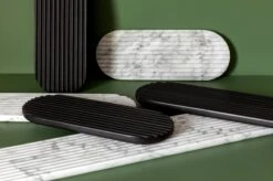 Northern Podium Brett, 65 cm, Marmormischung, Weiß -Wohnaccessoires Angebote Podium black white group landscape Northern ph PO Solvberg High res 1