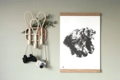 Poster Bear, 50 X 70 Cm 12 Poster Bear, 50 X 70 Cm -Wohnaccessoires Angebote TeemuJarviIllustrations Bear Poster3 photoSusannaVento