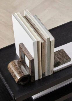 Woud Booknd Buchstütze, 2 Stück, Brauner Marmor -Wohnaccessoires Angebote WOUD AW22 BOOKND 2