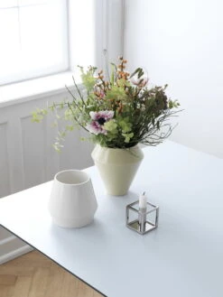 By Lassen Kerzenhalter Kubus 1, Vernickelt -Wohnaccessoires Angebote byLassen Rimm Vase Dusty Yellow White Kubus 1 Nickel Lifestyle High Res