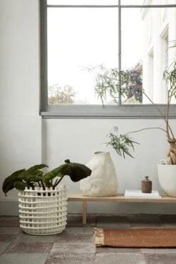 Ferm LIVING Ura Duftkerze, Dunkles Sienna -Wohnaccessoires Angebote fermLIVING AW21 CeramicBasketXLOffWhite KonaDisplayTable UraScentedCandleBurnedSienna image