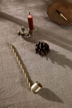 Ferm LIVING Twist Kerzenlöscher, Messing -Wohnaccessoires Angebote fermLIVING XMAS22 TwistCandleSnuffer image 1