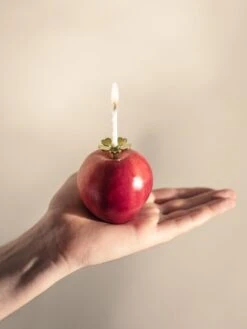 Design House Stockholm Me To You Kerzenhalter, Messing -Wohnaccessoires Angebote image4 2751 8800 MeToYou1pGold Lifestyle